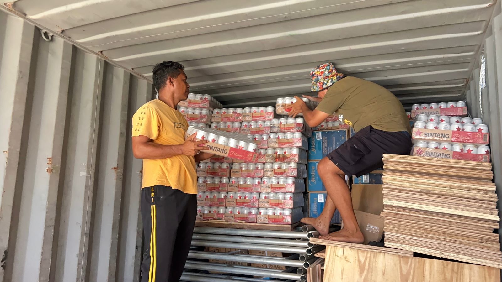 Polsek Pelabuhan Ahmad Yani Amankan Ribuan Minuman Keras Ilegal dari Dalam Kontainer