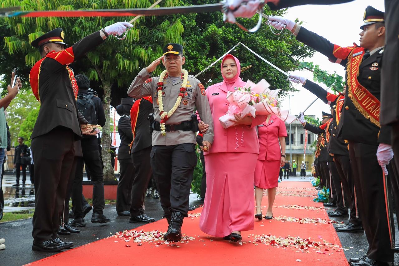 Tradisi Adat dan Pedang Pora Sambut Kapolda Maluku Utara di Sofifi