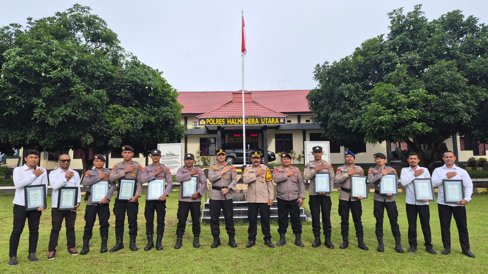 Kapolres Halmahera Utara Anugerahkan Penghargaan kepada Personel Berprestasi dan Tim Evakuasi Korban Erupsi Gunung Dukono