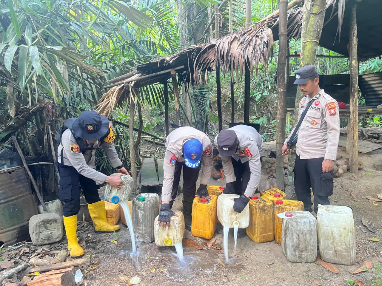 Polsek Gane Barat Musnahkan Tempat Penyulingan Minuman Keras Ilegal di Desa Doro