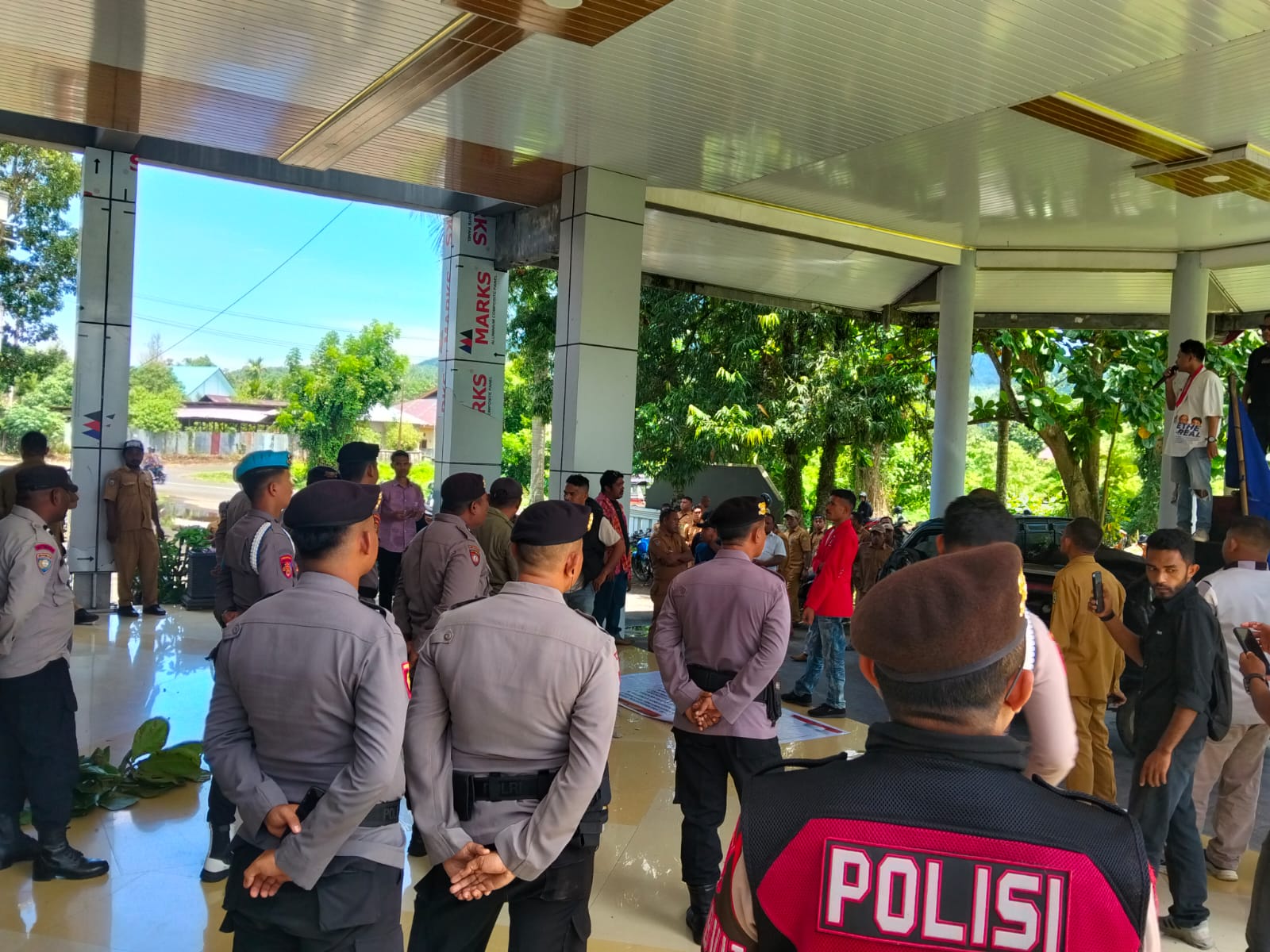 Polres Halmahera Barat Amankan Aksi Unjuk Rasa di DPRD dan Kantor Bupati dengan Pendekatan Humanis