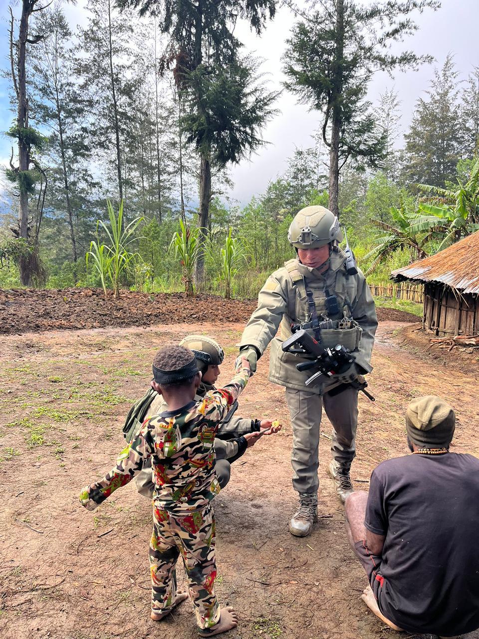 Patroli Humanis Satgas Ops Damai Cartenz 2026 di Ilaga Perkuat Rasa Aman Masyarakat Papua Tengah