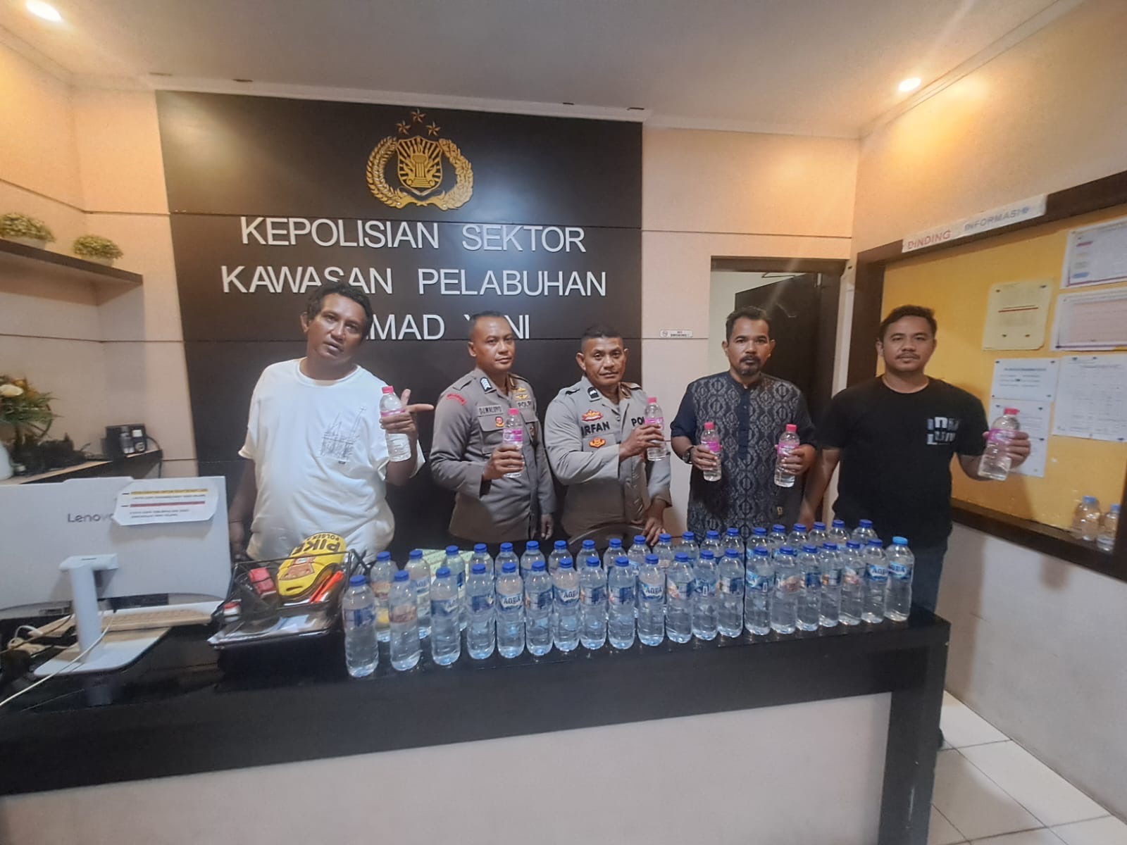 Polsek Kawasan Pelabuhan Ahmad Yani Gagalkan Peredaran Puluhan Botol Miras Ilegal Jenis Cap Tikus dari Kapal Penumpang