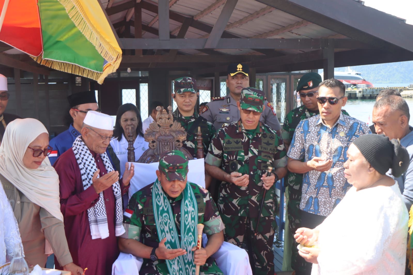 Kapolres Halmahera Barat Hadiri Penyambutan Kunjungan Kerja Pangdam XV/Pattimura di Pelabuhan Jailolo