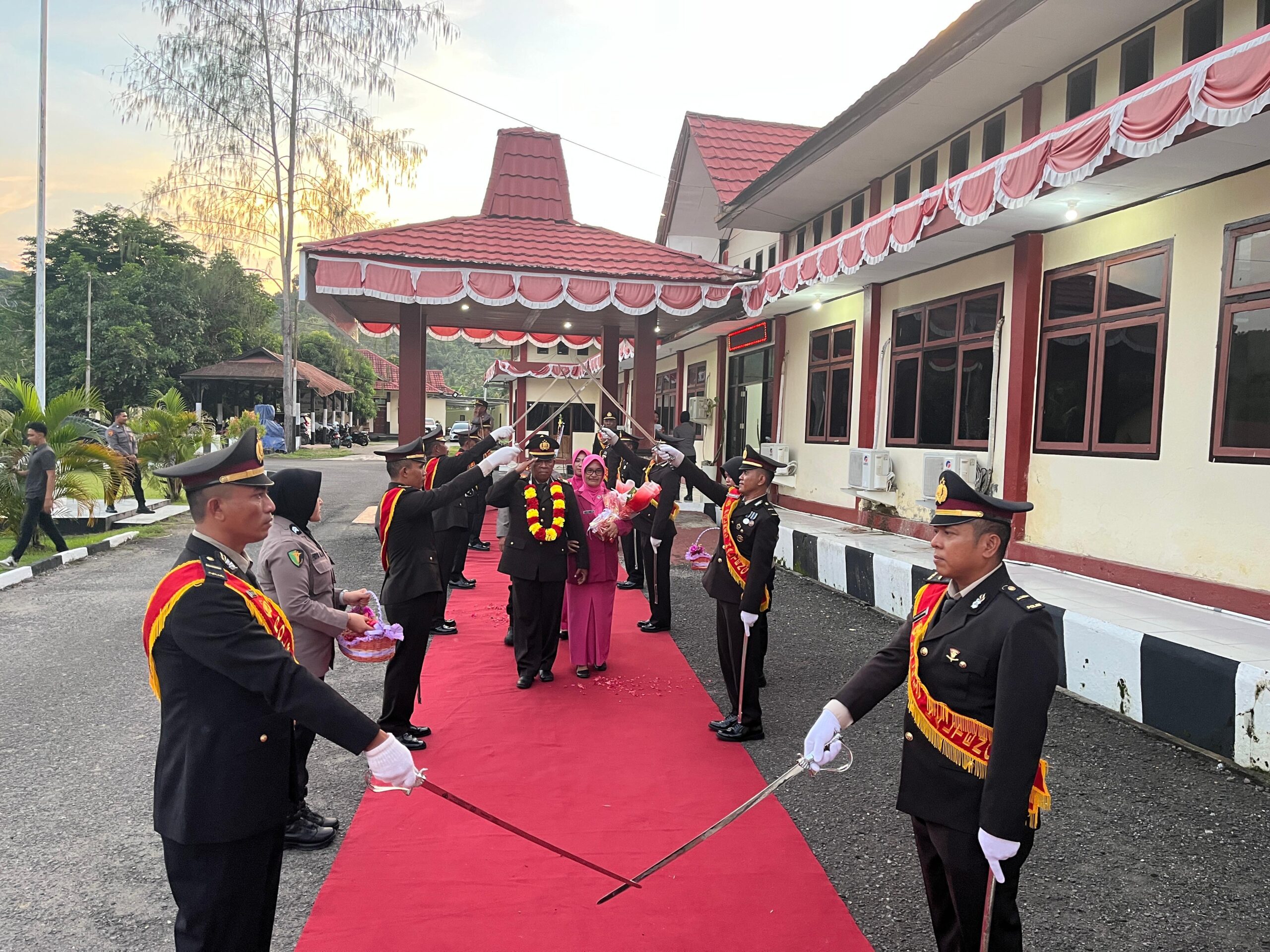POLRES HALTENG GELAR PELEPASAN PURNA BAKTI AKP HASANUDDIN ABASA DENGAN PROSESI PEDANG PORA