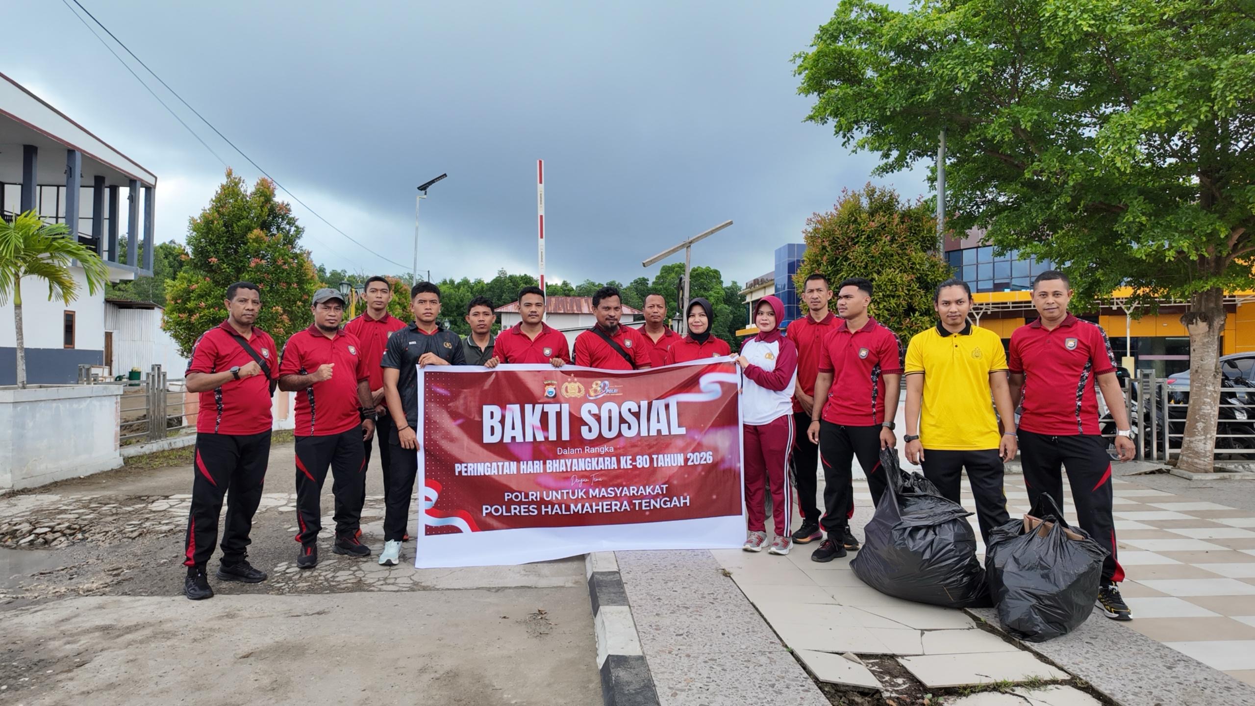 POLRES HALMAHERA TENGAH BERSAMA JAJARAN POLSEK DAN POLSUBSEKTOR LAKSANAKAN BAKTI SOSIAL PEMBERSIHAN LINGKUNGAN DALAM RANGKA HARI BHAYANGKARA KE-80
