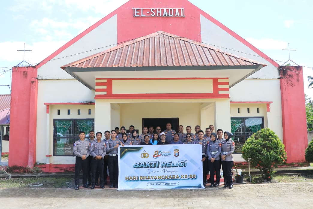 Sambut Hari Bhayangkara ke-80, Personel Dit Lantas Polda Malut Gelar Bakti Religi di Gereja El Shadai Sofifi