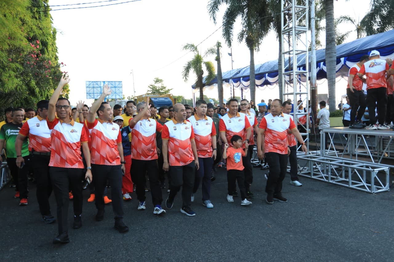 Semarak Hari Bhayangkara ke-80, Kapolda Malut Pimpin Senam Bersama dan Fun Walk pada _Car Free Day_ di Pantai Falajawa
