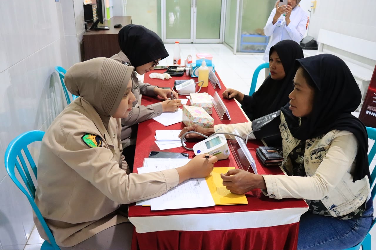 Polda Malut Gelar Bakti Kesehatan, Sediakan Layanan KB dan USG Gratis