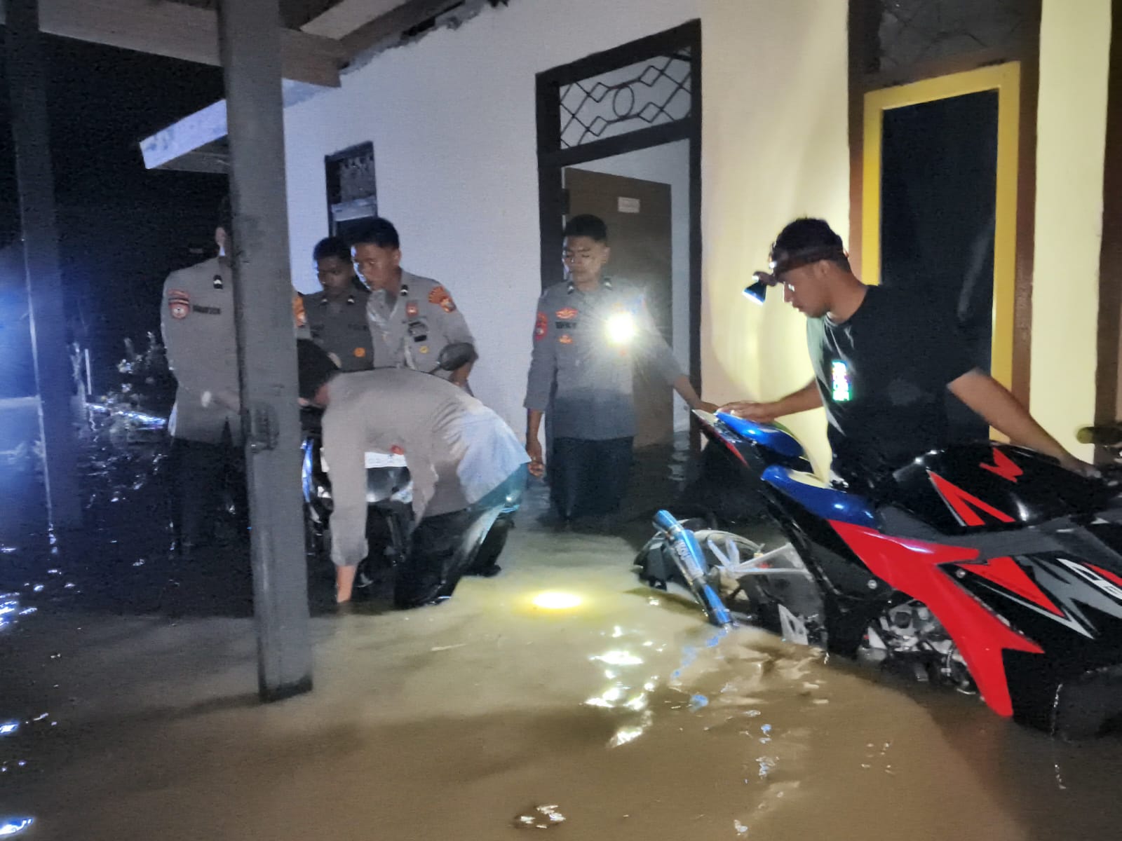 Personil Polres Halteng Turun Langsung ke Lokasi, Bantu Evakuasi Warga Terdampak Banjir