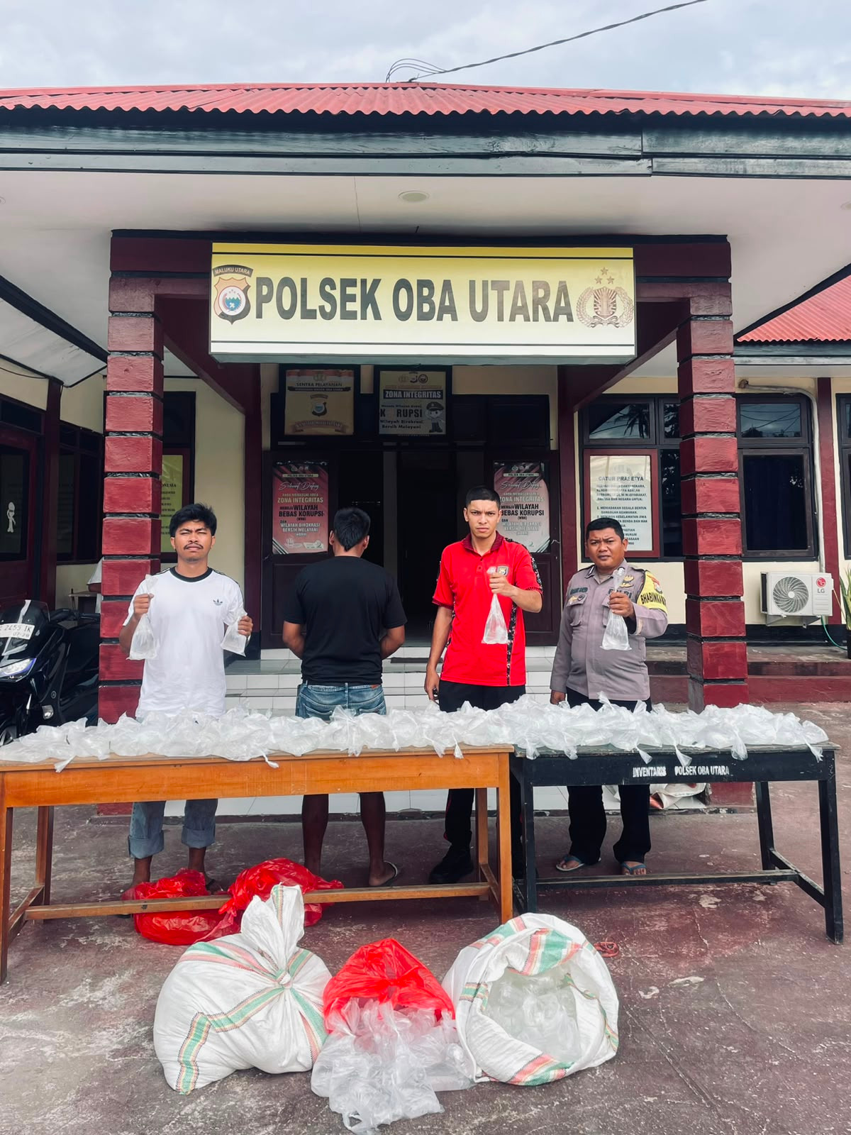 Polsek Oba Utara Amankan Pelaku dan Ratusan Kantong Miras Jenis Cap Tikus di Pos Pemeriksaan Desa Kusu