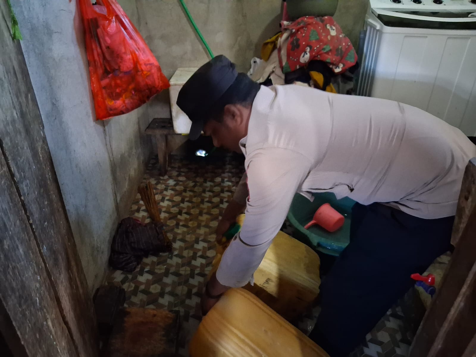 Cegah Peredaran Miras, Polsek Bacan Timur Amankan Puluhan Liter Cap Tikus di Desa Wayamiga