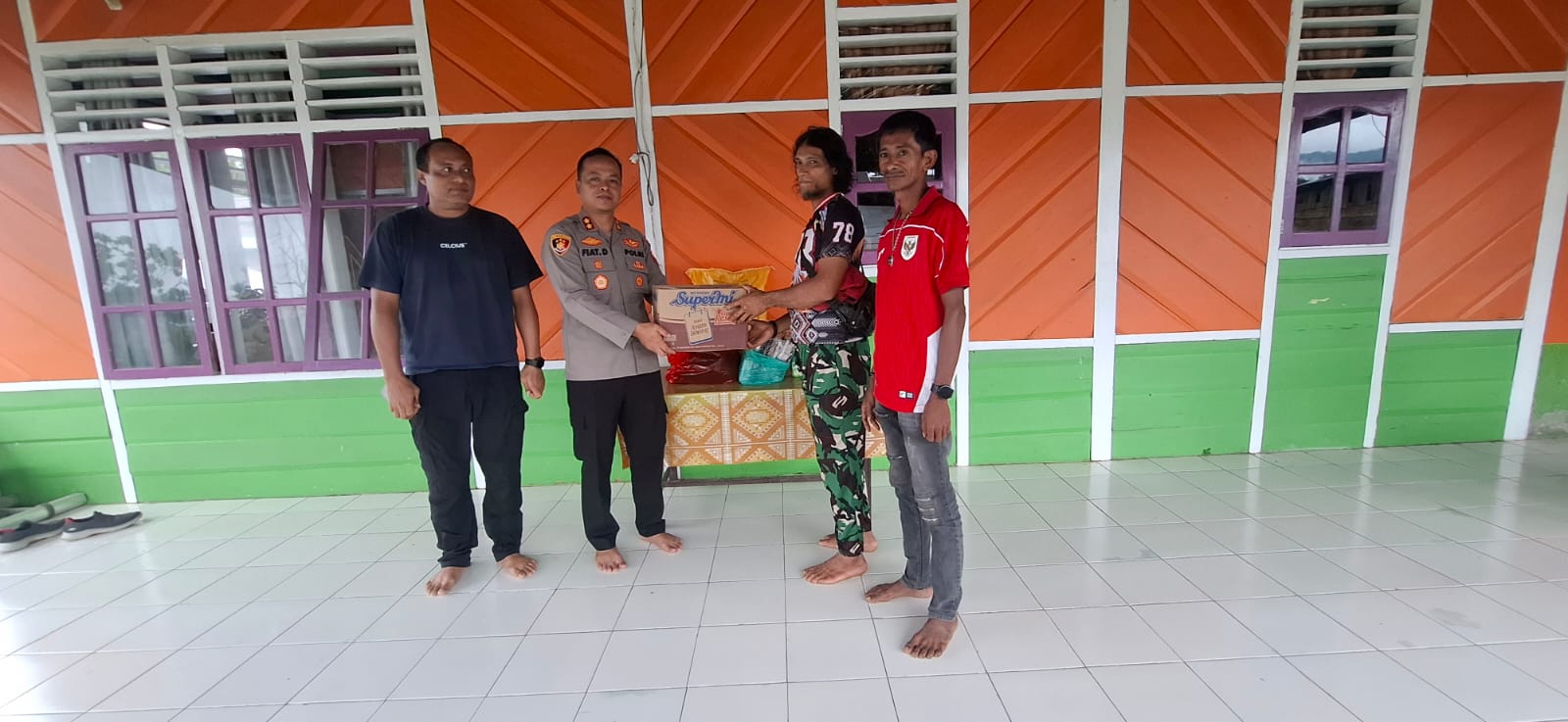 Kapolres Halmahera Tengah Laksanakan Silaturahmi dengan Suku Togutil di Desa Weikop