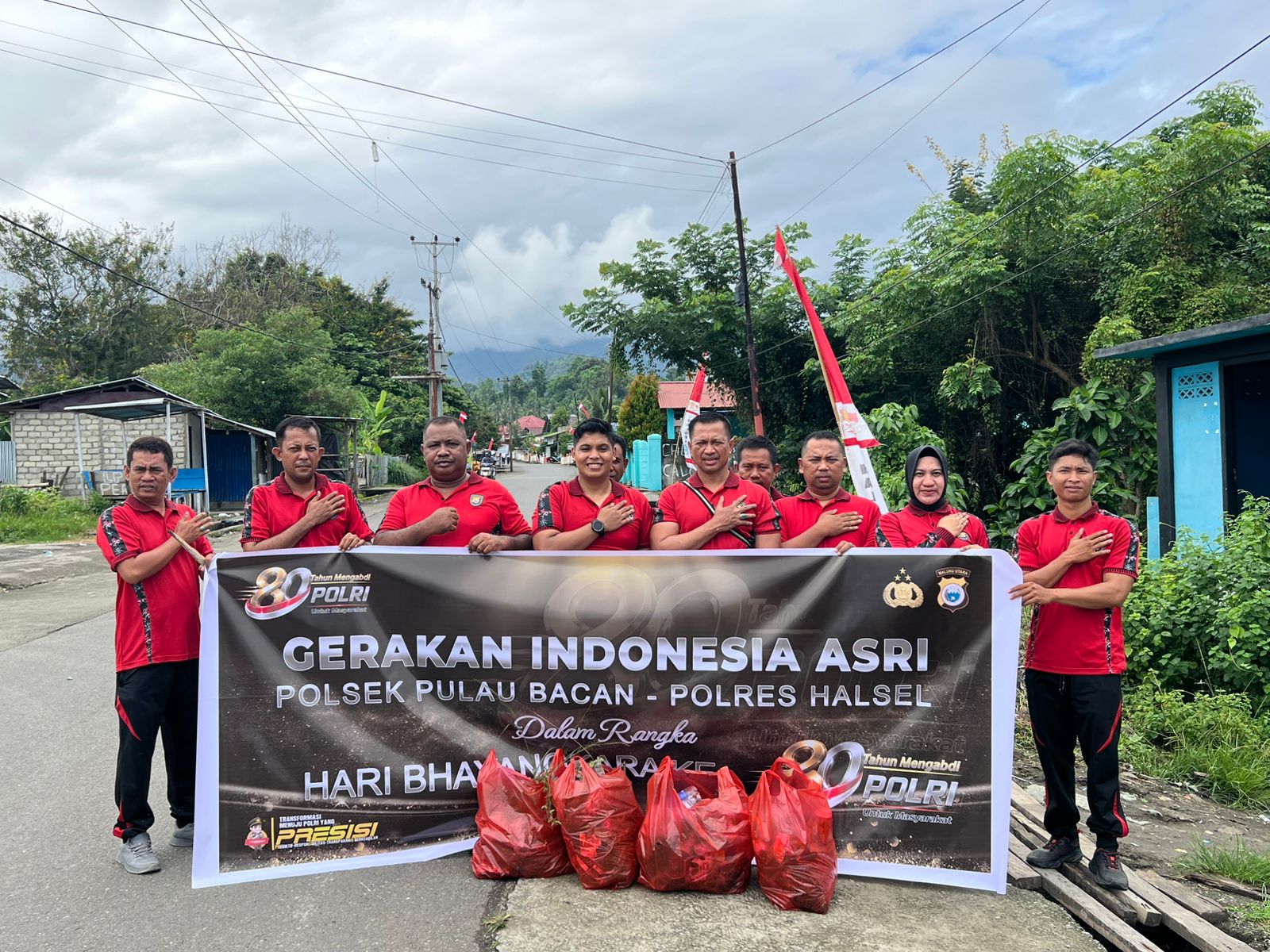 Polsek Pulau Bacan Gelar Bakti Religi dan Gerakan Indonesia Asri Sambut Hari Bhayangkara ke-80