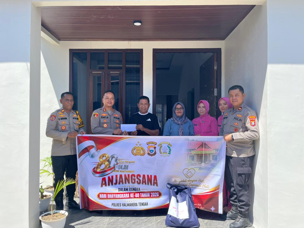 Sambut Hari Bhayangkara Ke-80, Polres Halmahera Tengah Gelar Anjangsana dan Salurkan Bansos