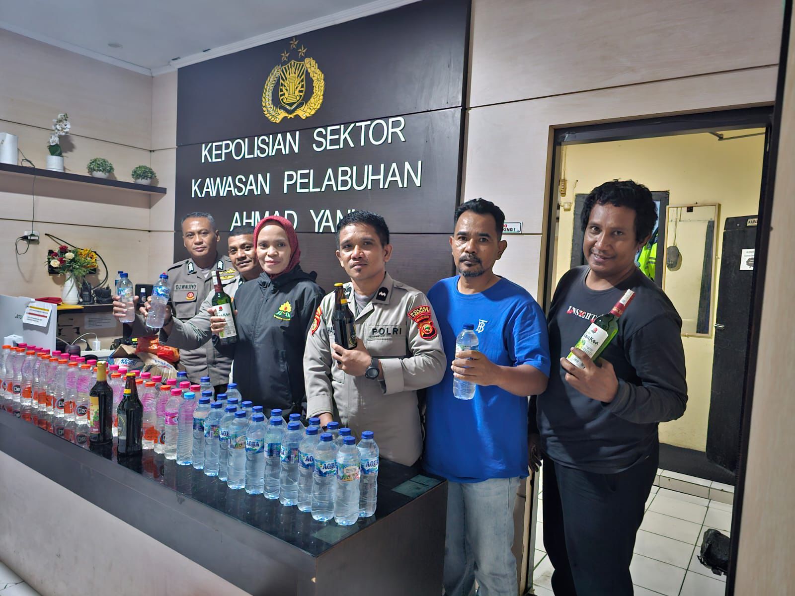 Polsek Kawasan Pelabuhan Ahmad Yani Gagalkan Peredaran Puluhan Botol Minuman Keras Ilegal