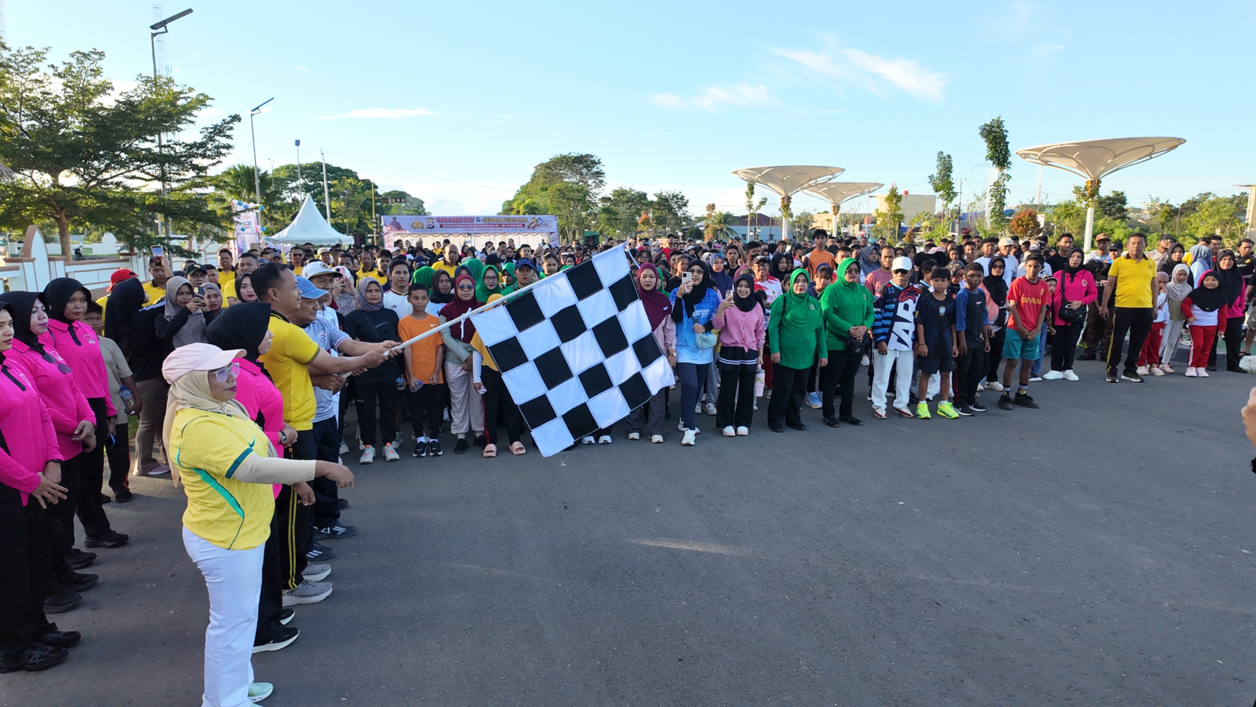 POLRES HALMAHERA TENGAH GELAR CAR FREE DAY DAN SENAM BERSAMA MERIAHKAN HARI BHAYANGKARA KE-80
