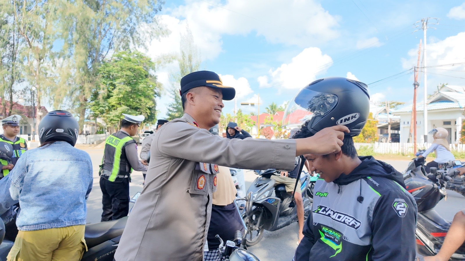 POLRES HALMAHERA TENGAH BAGIKAN RATUSAN HELM GRATIS KEPADA PENGENDARA