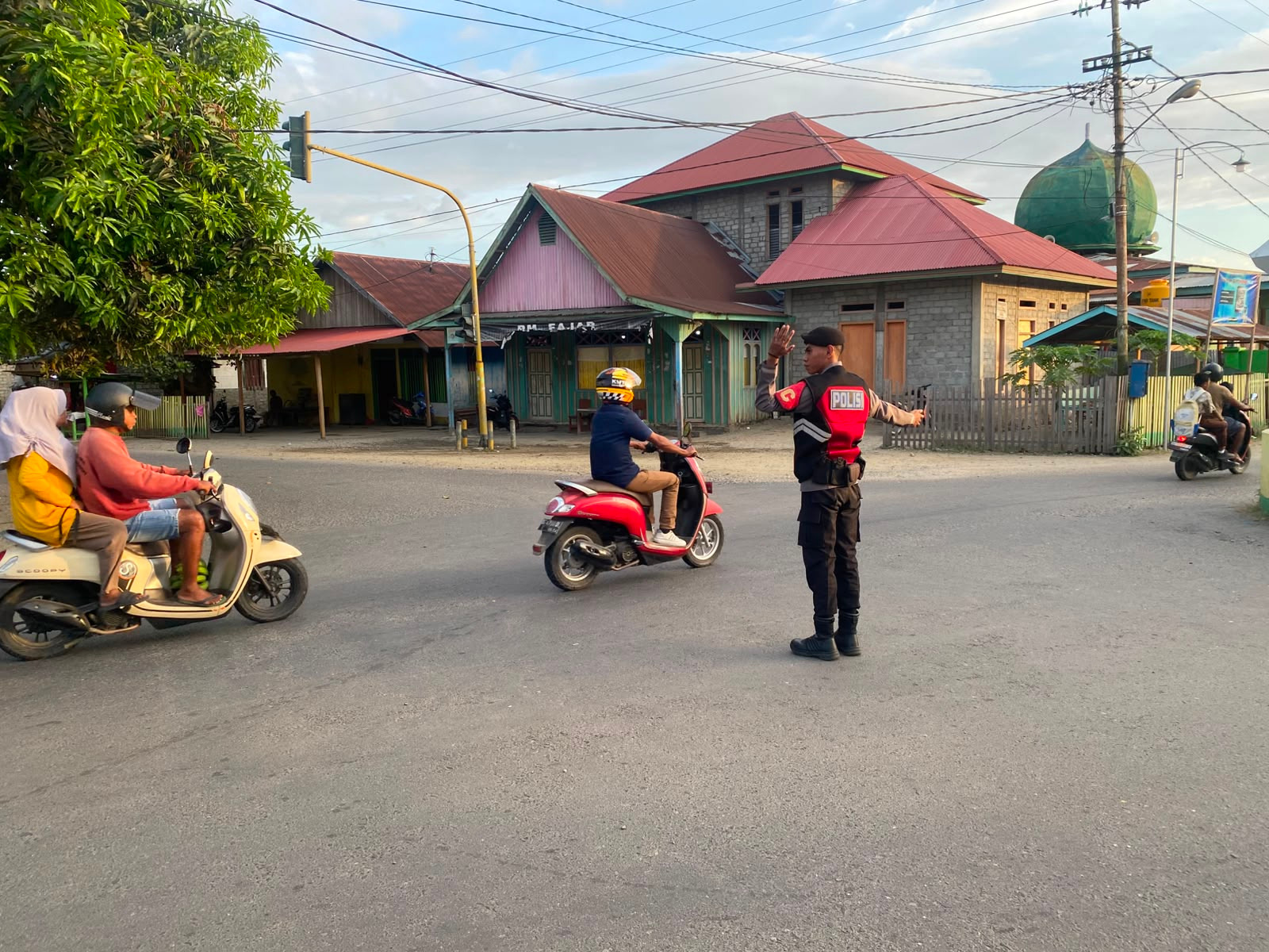 Polres Kepulauan Sula Gelar _Strong point_ Pagi, Pastikan Kelancaran Arus Lalu Lintas dan Keamanan Pelajar