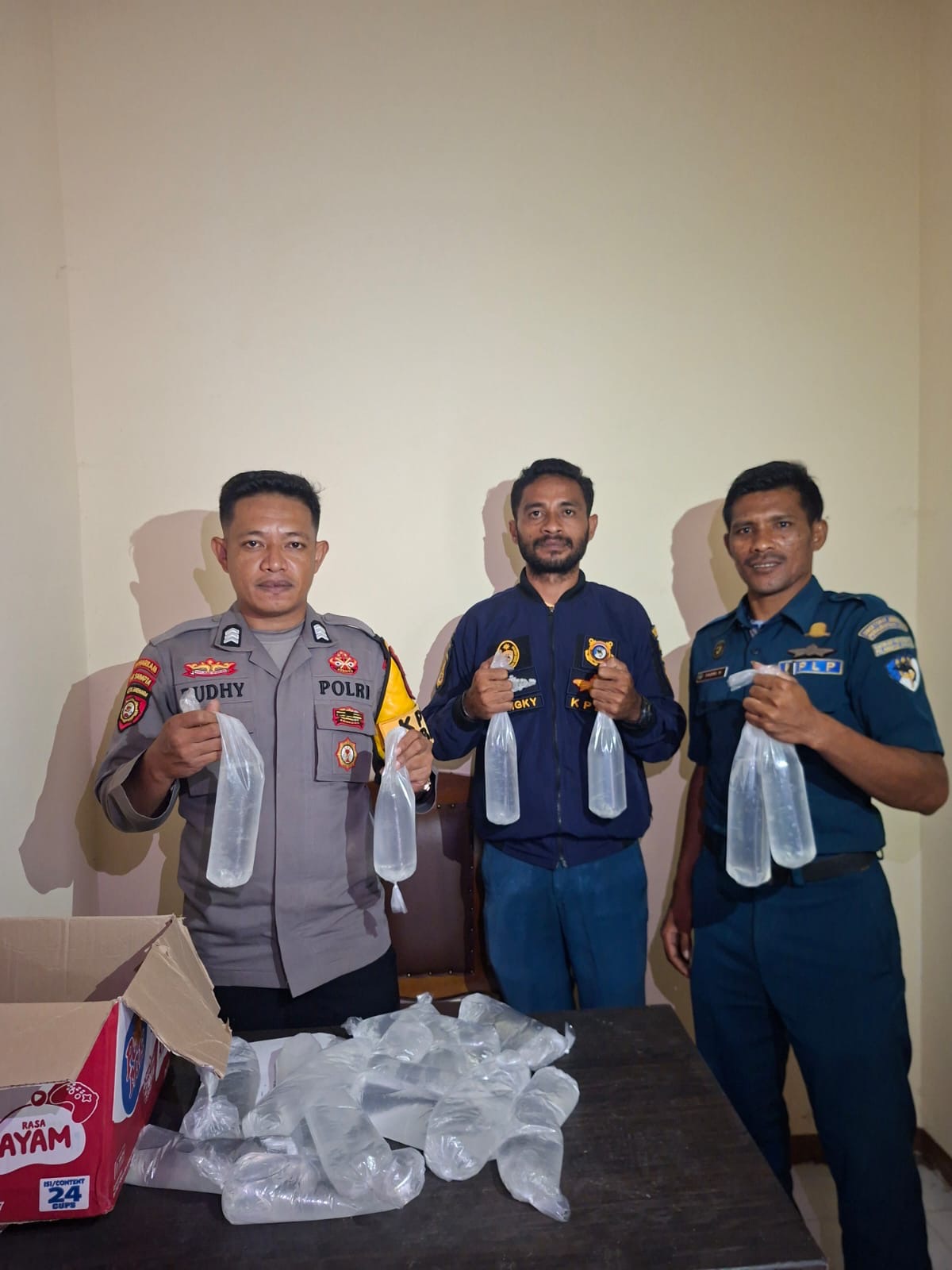 Polres Halmahera Selatan Sita Puluhan Botol Miras Ilegal, Razia di Pelabuhan Babang Berlangsung Kondusif