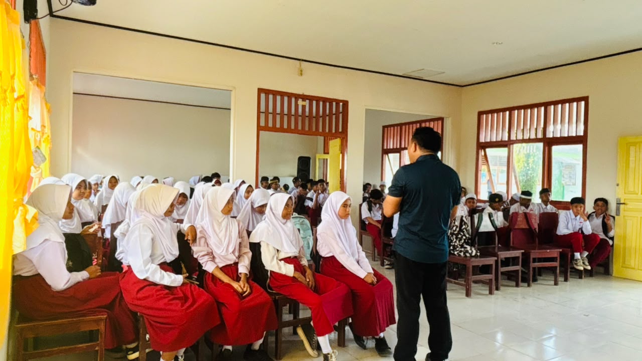 STOP BULLYING, POLRES HALMAHERA TENGAH BERIKAN EDUKASI KEPADA SISWA MTSN 1 WEDA
