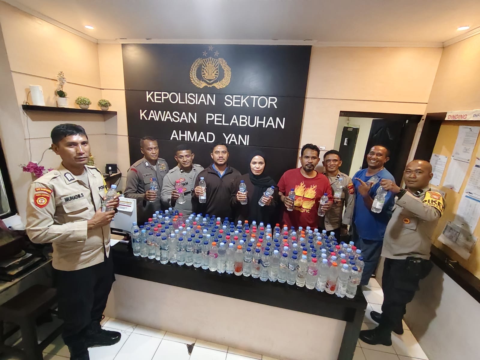 Upaya Cegah Peredaran Miras, Polisi Amankan Ratusan Botol Cap Tikus di Pelabuhan Ahmad Yani