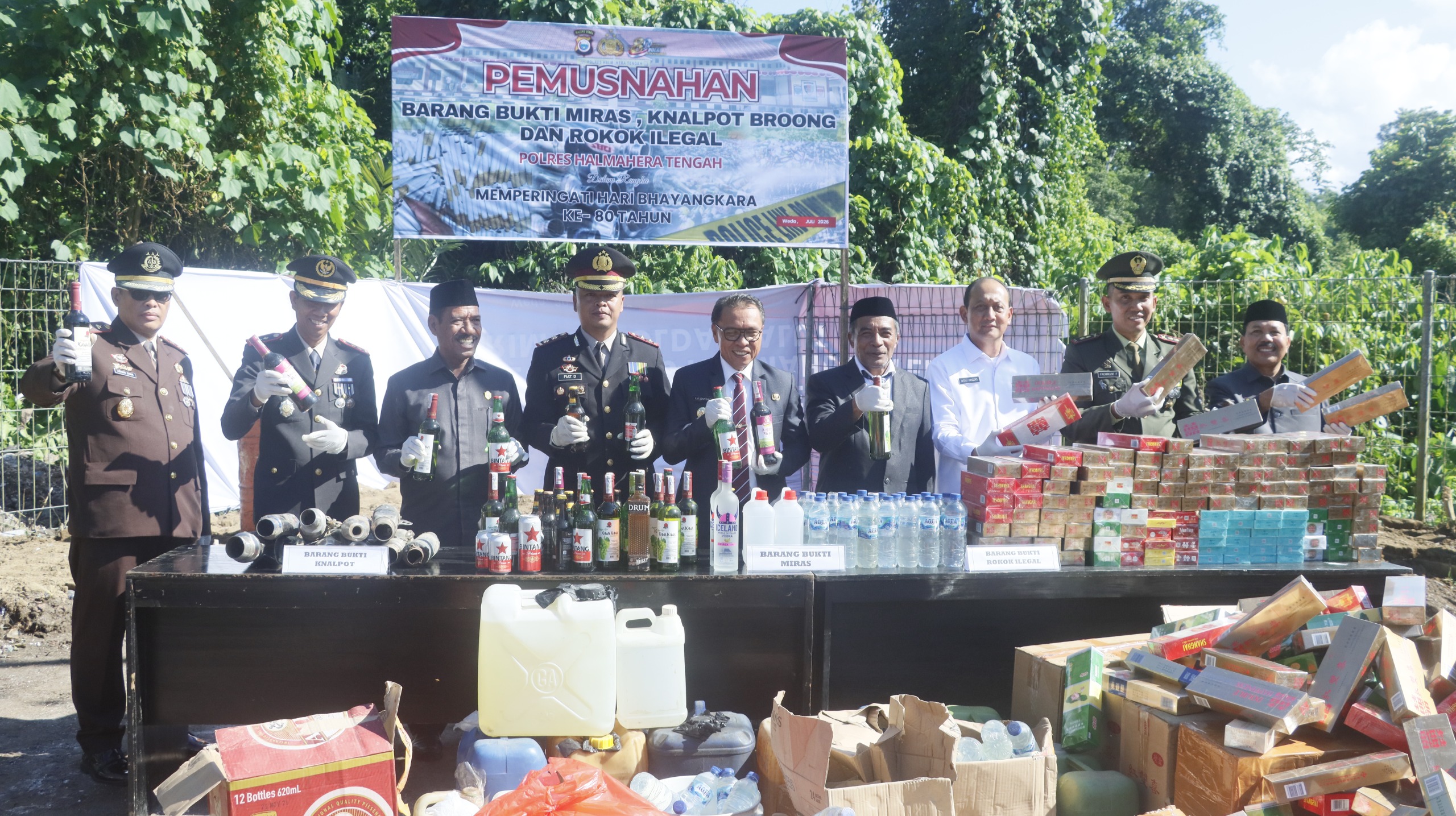 POLRES HALMAHERA TENGAH MUSNAHKAN BARANG BUKTI MIRAS, KNALPOT BRONG DAN ROKOK ILEGAL DALAM RANGKA HARI BHAYANGKARA KE-80 TAHUN 2026