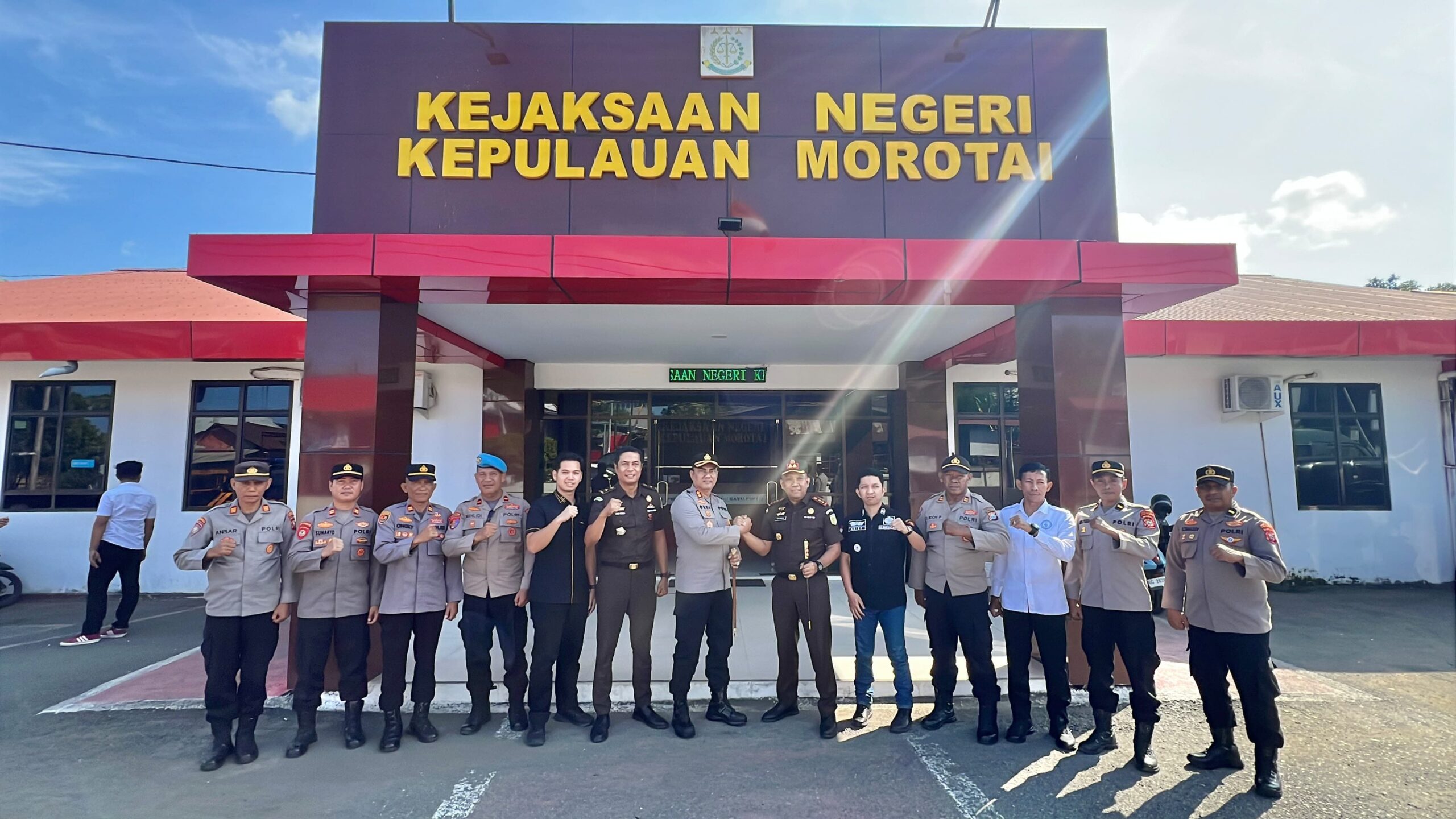 Pererat Kolaborasi Penegakan Hukum, Kapolres Pulau Morotai Bangun Sinergi Bersama Kejaksaan NegeriKomitmen membangun penegakan hukum yang profesional, transparan, dan berkeadilan terus diperkuat Polres Pulau Morotai melalui sinergi dengan berbagai institusi penegak hukum.