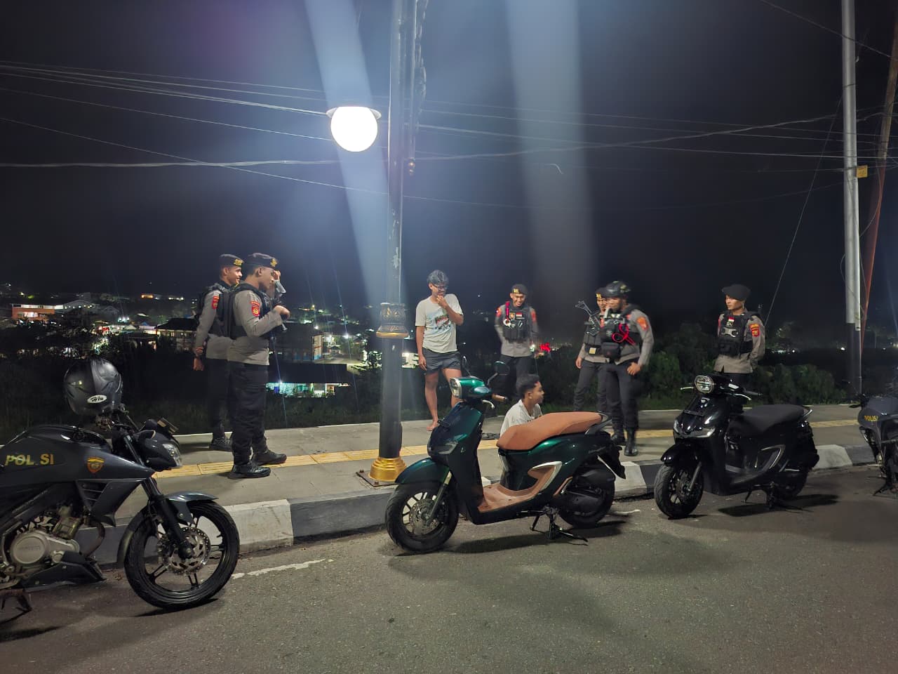 PATROLI DIALOGIS SAT SAMAPTA POLRES HALMAHERA TENGAH, WUJUDKAN SITKAMTIBMAS YANG AMAN DAN KONDUSIF