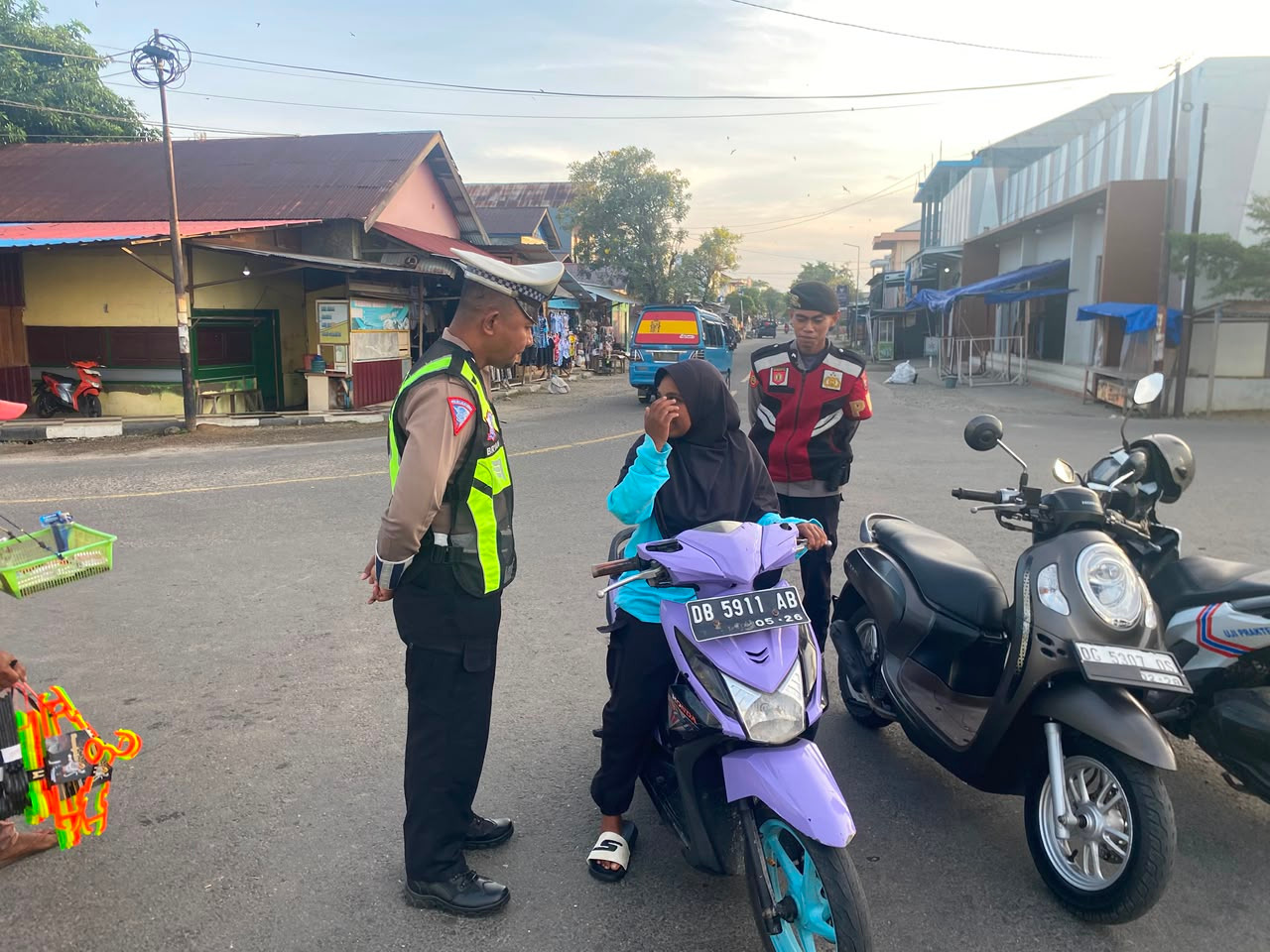 Satlantas Polres Kepulauan Sula Hadir di Pasar Basanohi, Edukasi Masyarakat tentang Keselamatan Berkendara