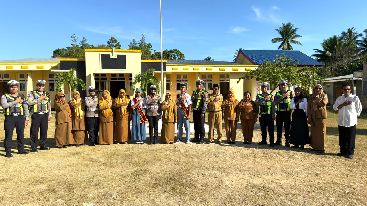 PELANTIKAN PATROLI KEAMANAN SEKOLAH (PKS) SMK NEGERI 8 HALMAHERA TENGAH, KASAT LANTAS POLRES HALMAHERA TENGAH MELANTIK DAN BERIKAN DUKUNGAN PENUH