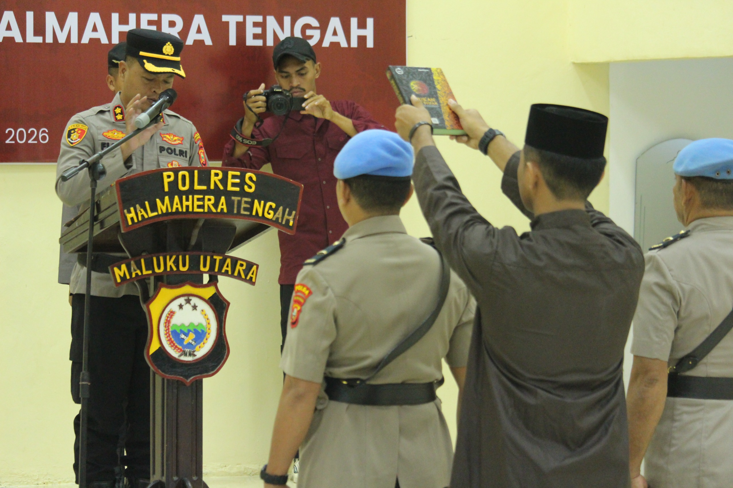 Kapolres Halmahera Tengah Pimpin Upacara Serah Terima Jabatan Kasie Propam