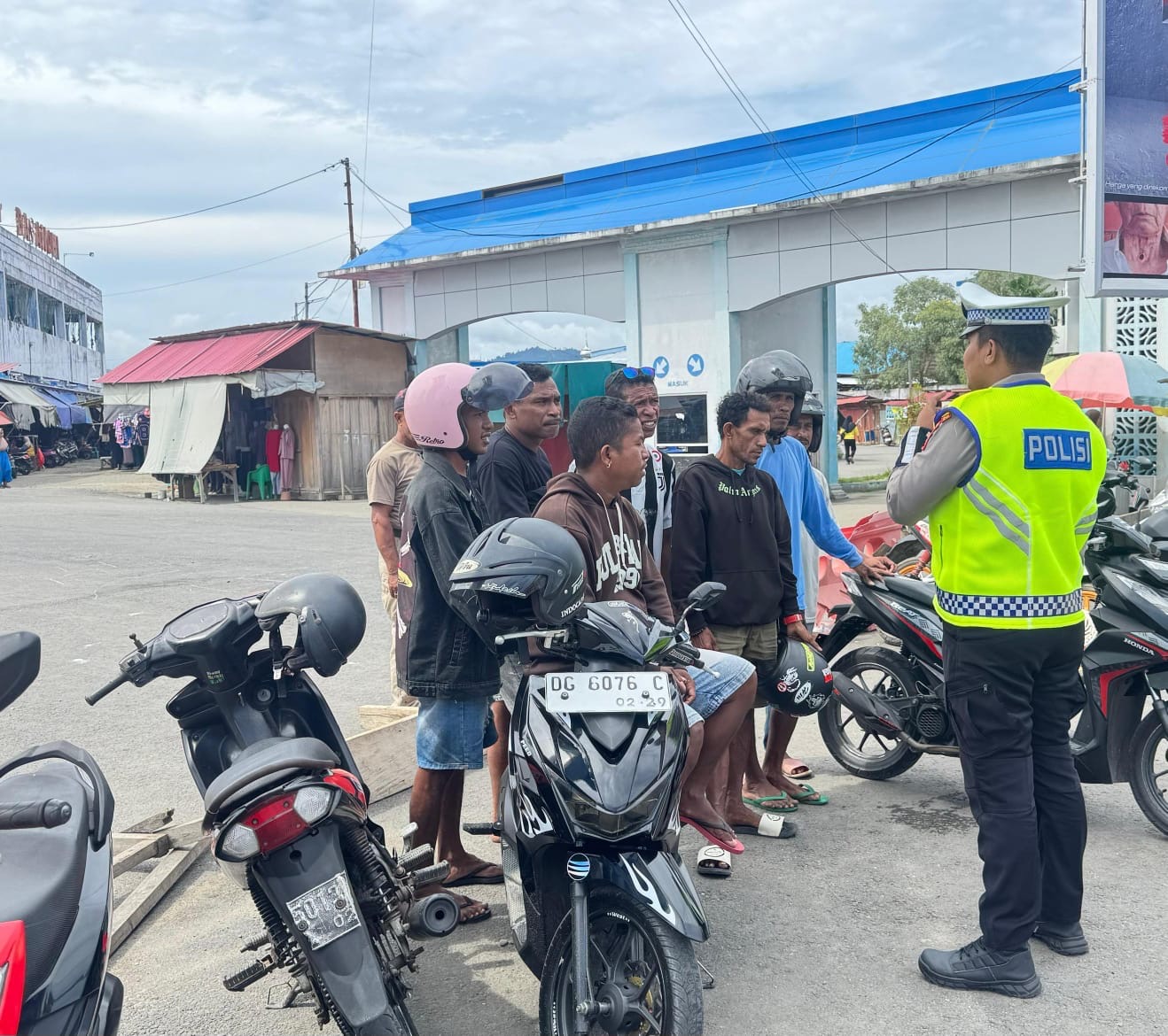 Satlantas Polres Kepulauan Sula Gelar Edukasi Lalu Lintas bagi Pengemudi Ojek di Pasar Basanohi Sanana