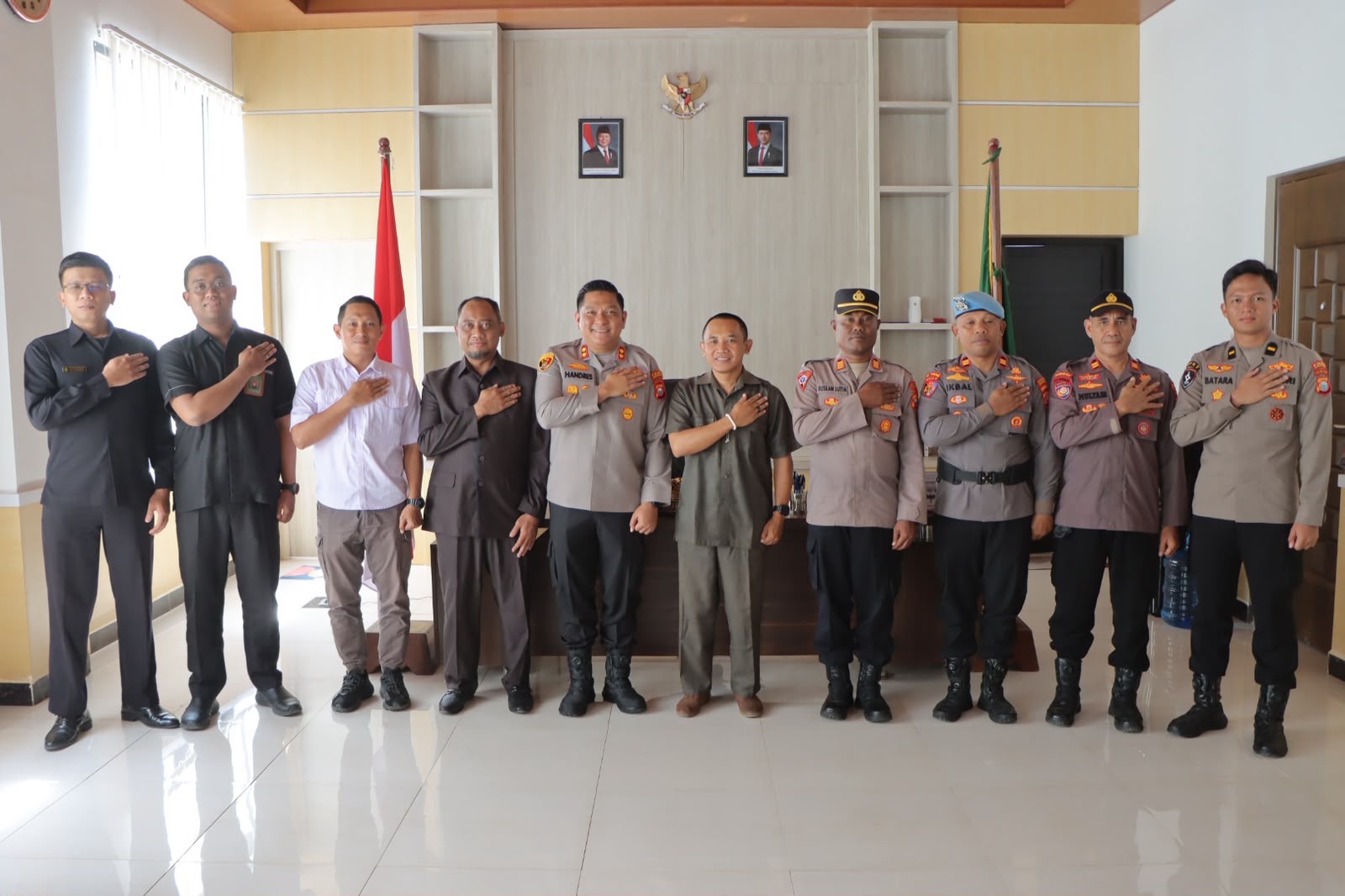 Perkuat Koordinasi Penegakan Hukum, Kapolres Kepulauan Sula Jalin Silaturahmi dengan Pengadilan Negeri Sanana