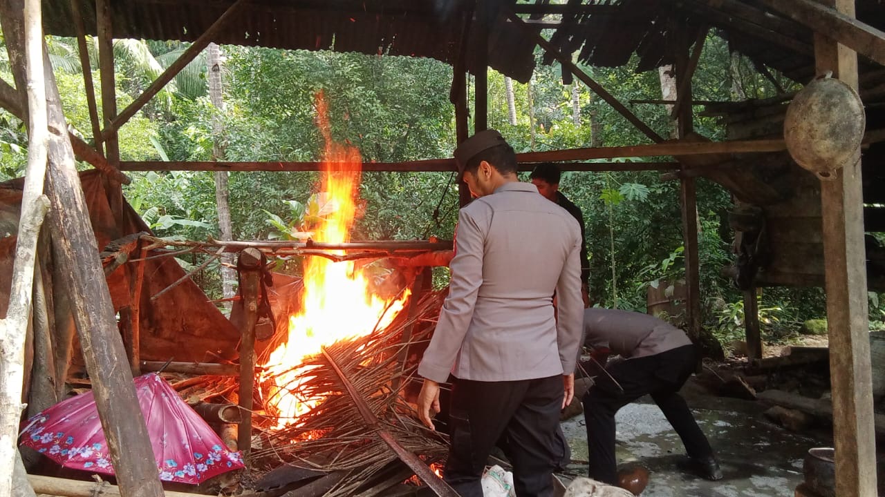 Polsek Taliabu Timur Selatan Musnahkan Tempat Produksi Miras Sopi, Libatkan Peran Aktif Bhabinkamtibmas Desa Sofan