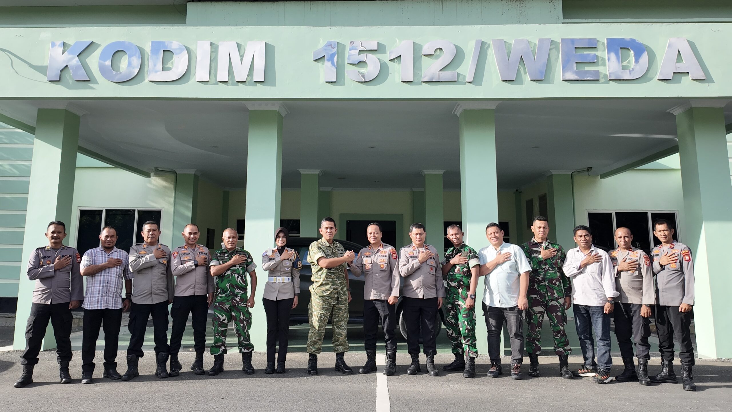 KAPOLRES HALMAHERA TENGAH SILATURAHMI DENGAN KODIM 1512/WEDA, PERKUAT SINERGITAS TNI-POLRI