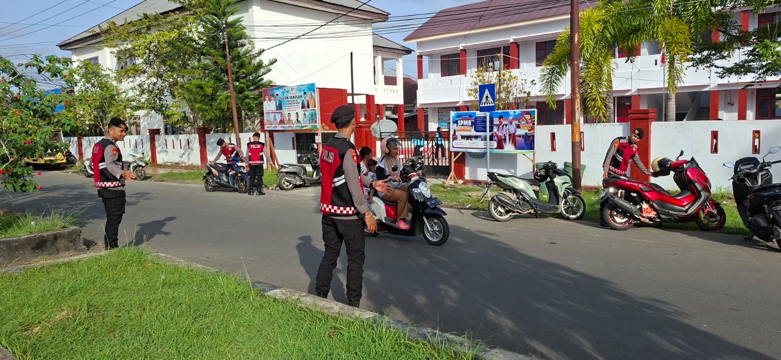 Sat Samapta Polres Halmahera Tengah Laksanakan Pengaturan Lalu Lintas di Depan Sekolah Dasar