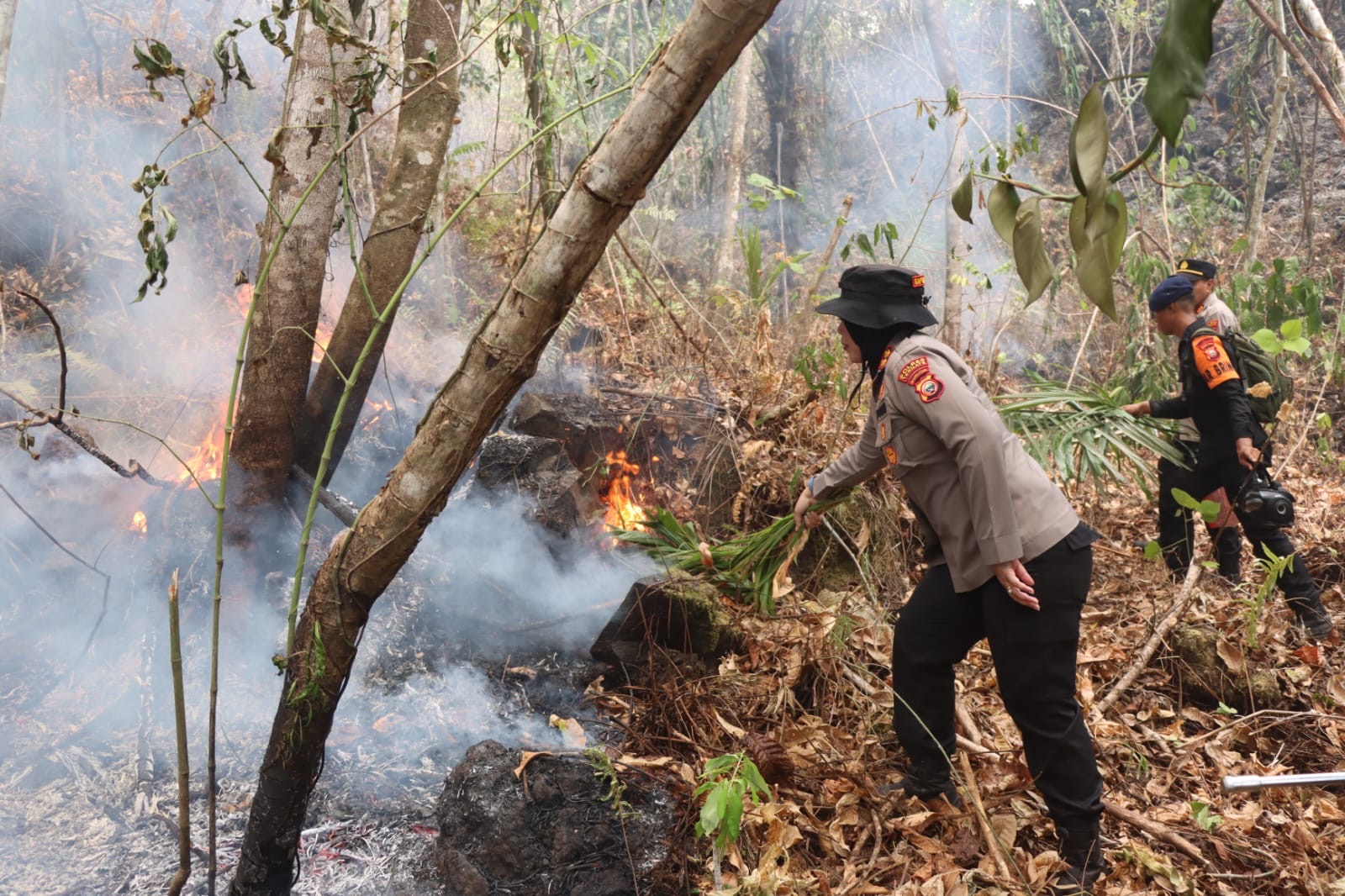 Kapolres Ternate Pimpin Langsung Pemadaman Karhutla di Kelurahan Tubo