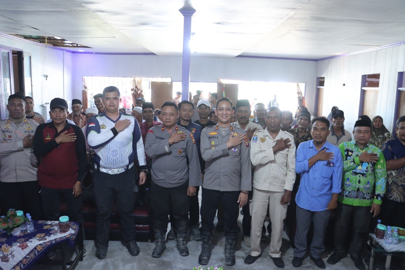 Tempuh Dua Jam dengan Roda Dua, Kapolres Halsel Sambangi Desa Indari dan Serap Aspirasi Warga