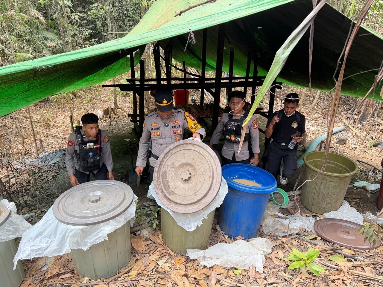 Polres Halteng Tertibkan dan Musnahkan Dua Lokasi Produksi Miras Ilegal di Weda Tengah