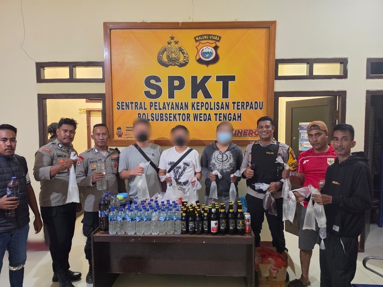 Gencar Berantas Miras, Polres Halteng Amankan Ratusan Kemasan saat Razia di Desa Lukulamo