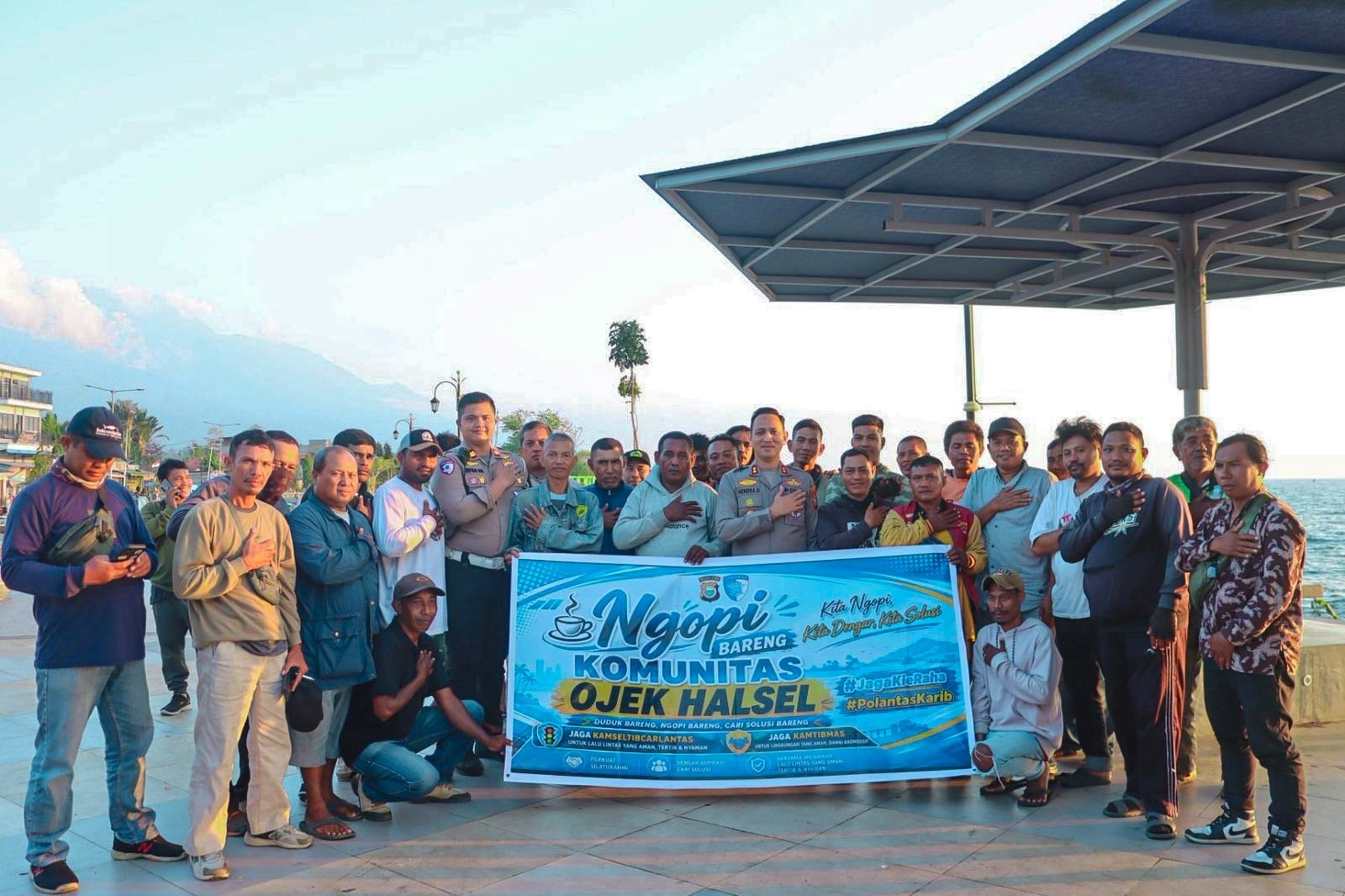 Bangun Kedekatan dengan Pengemudi Ojek, Kapolres Halsel Serap Aspirasi Lewat Ngopi Bareng
