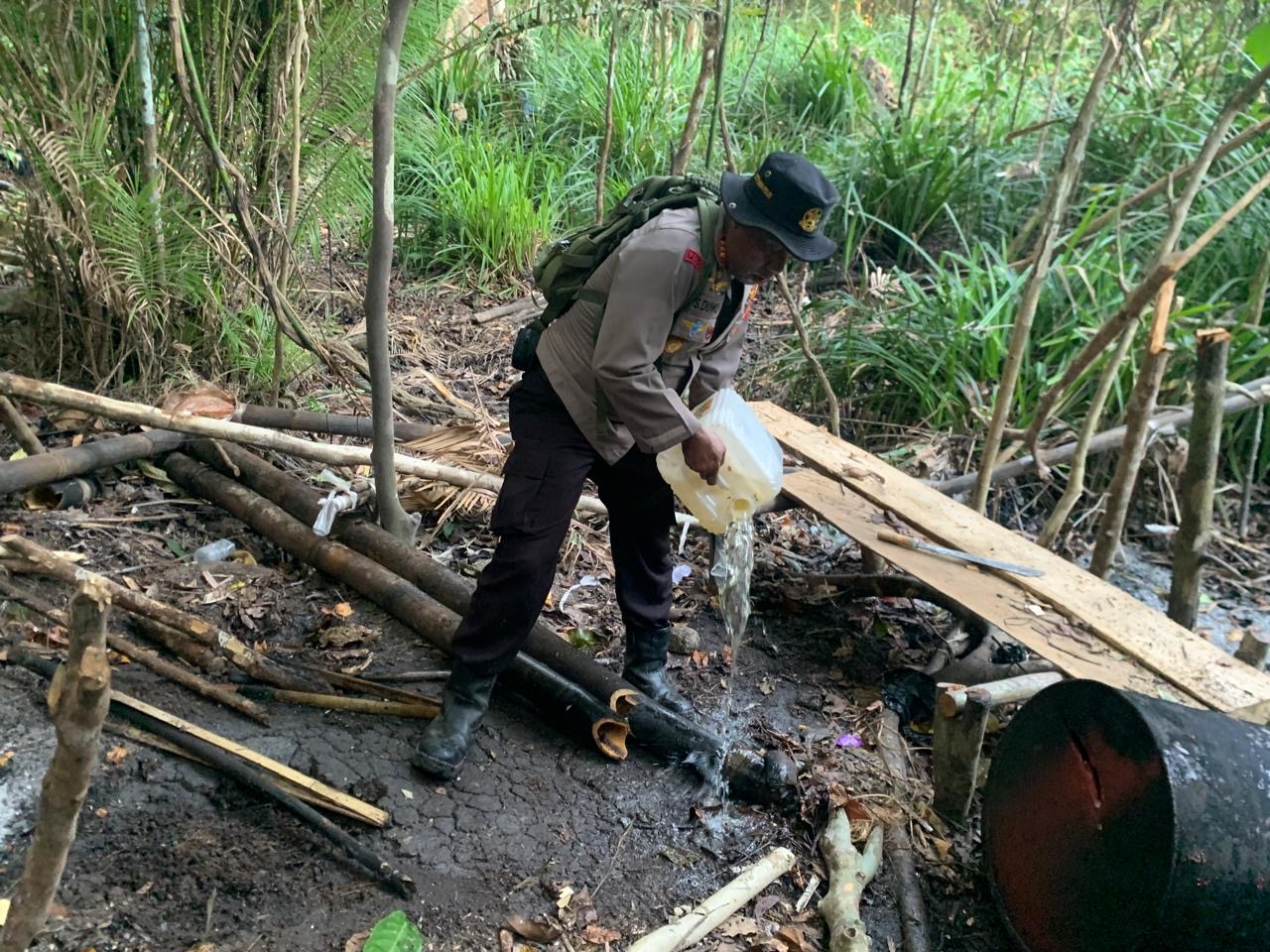 Tim Saber Miras Polres Halsel Bongkar dan Musnahkan Tiga Lokasi Penyulingan Cap Tikus di Amasing Kali