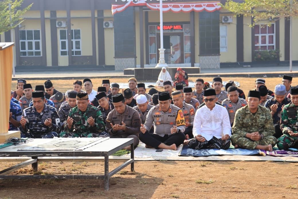 Di Tengah Kemarau, Polres Pulau Morotai Bersama TNI dan Masyarakat Gelar Sholat Istisqa