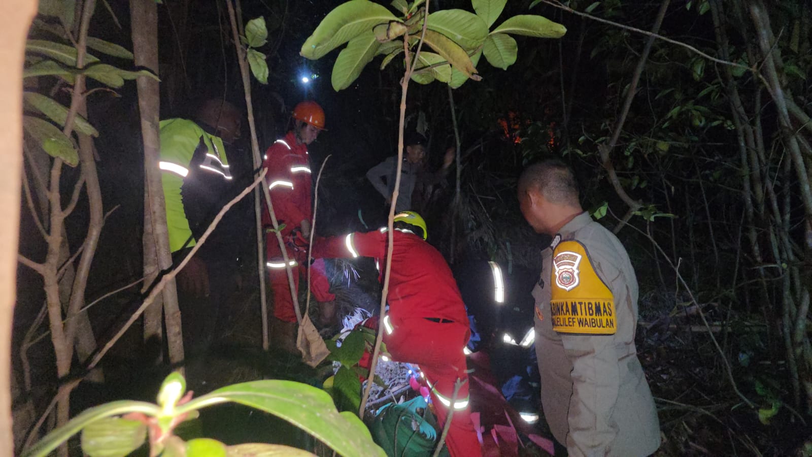 Gerak Cepat Anggota Polsubsektor Weda Tengah Tangani Karhutla di Desa Lelilef Woebulen