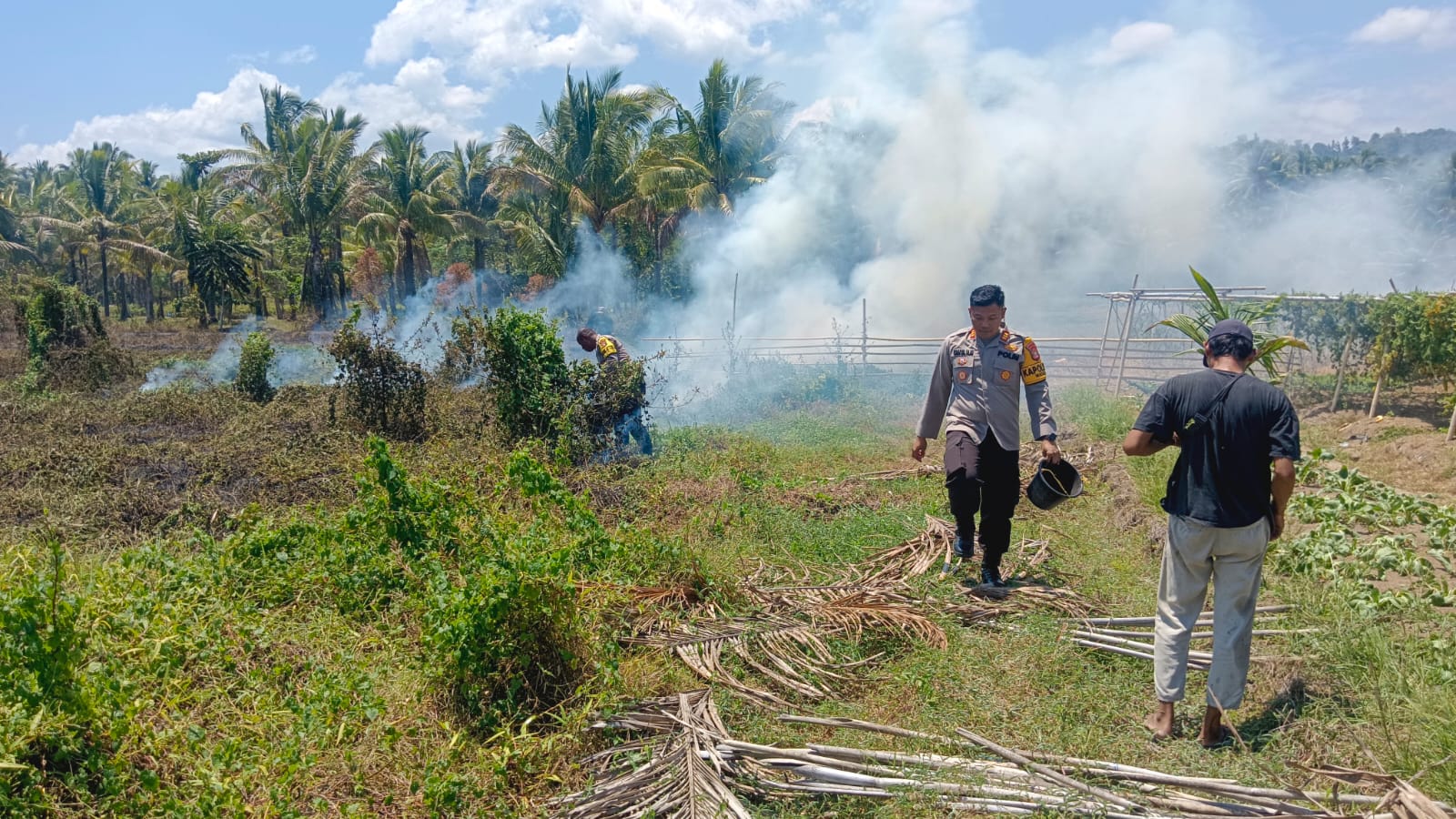 Sinergi Polsek Wasile dan Masyarakat Padamkan Kebakaran Lahan di Desa Toboino