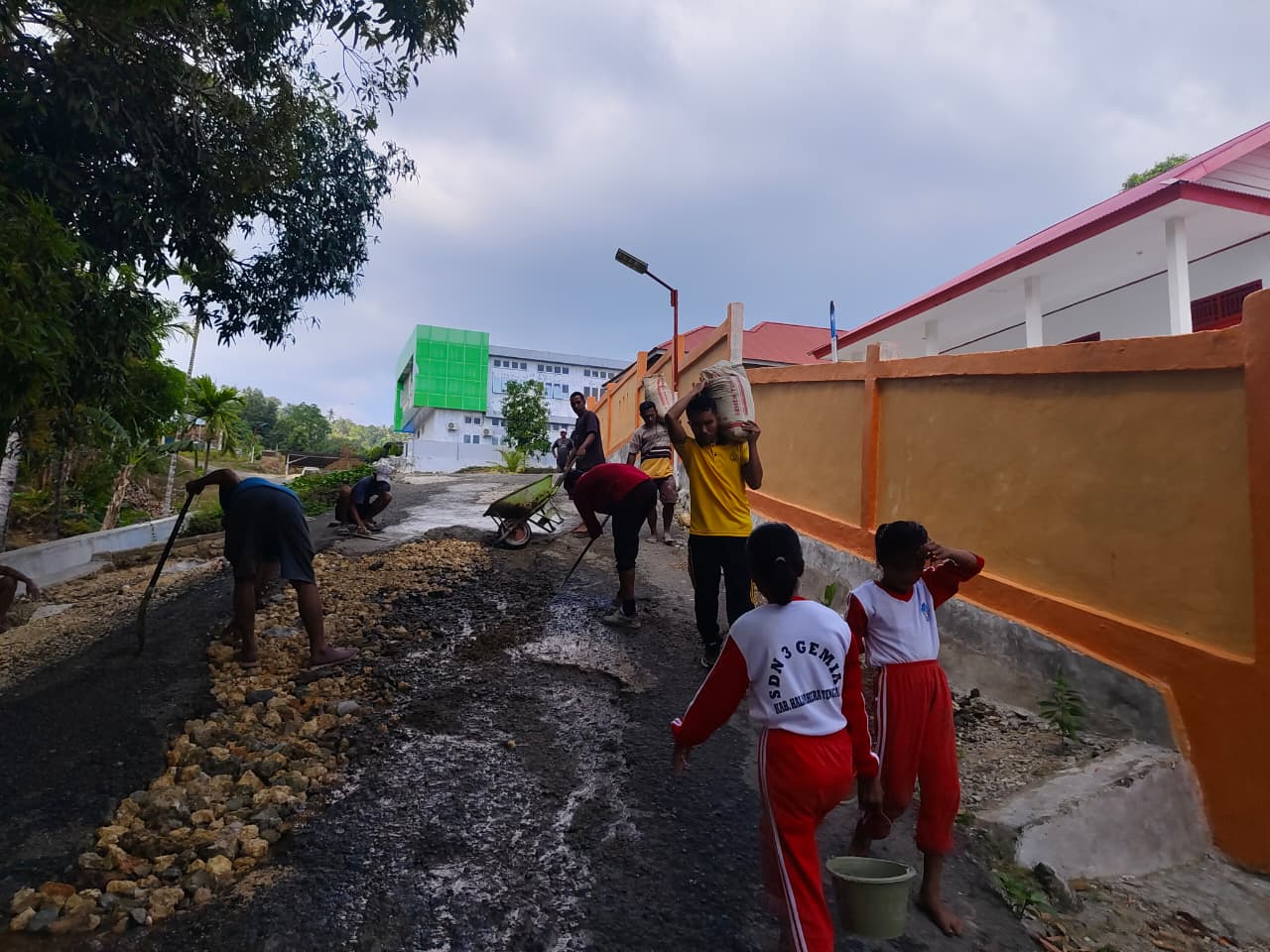 Bhabinkamtibmas Bersama Masyarakat Gotong Royong Perbaiki Jalan Rusak di Desa Gemia