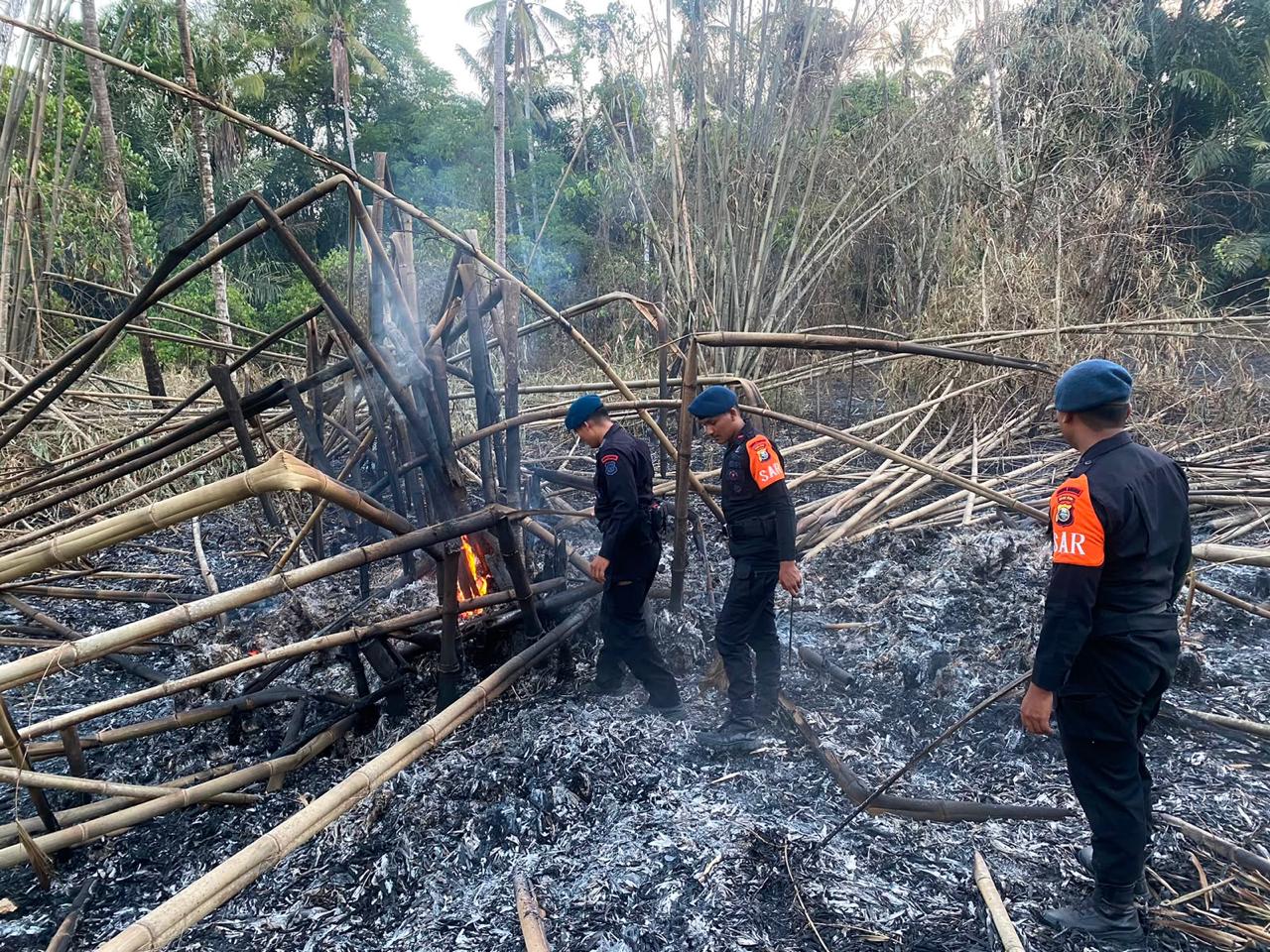 Respons Cepat Brimob Polda Malut Padamkan Kebakaran Lahan di Desa Mawea