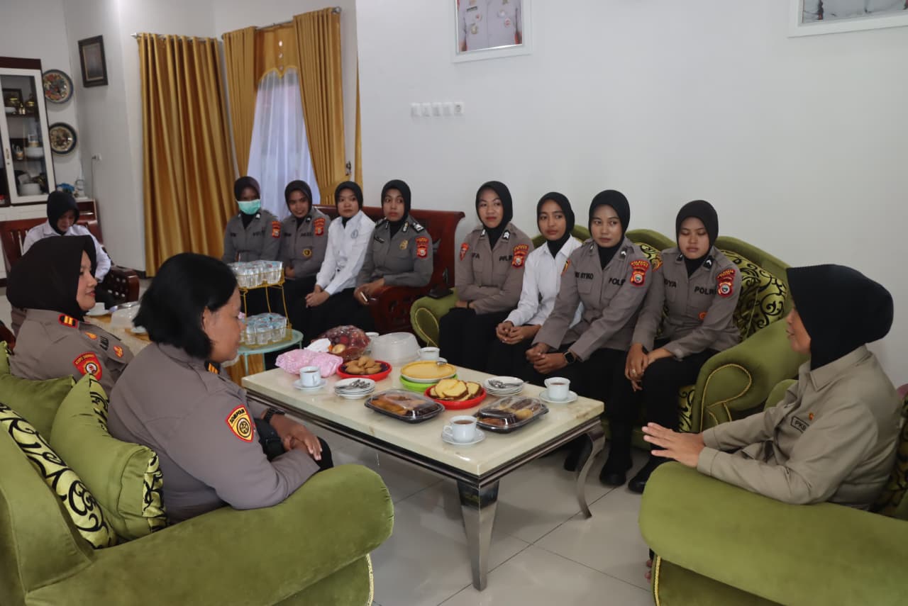 Polwan Polresta Tidore Gelar Anjangsana ke Purnawirawan Polri dalam Rangka HUT ke-78 Polisi Wanita RI
