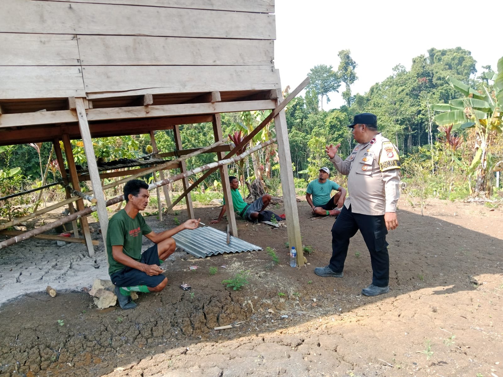 Polsek Gane Barat Perkuat Pencegahan Karhutla, Bhabinkamtibmas Sambangi Kebun Warga